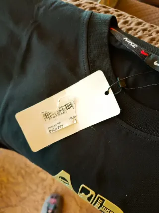 Camiseta Nike Jordan Negra Letras Doradas