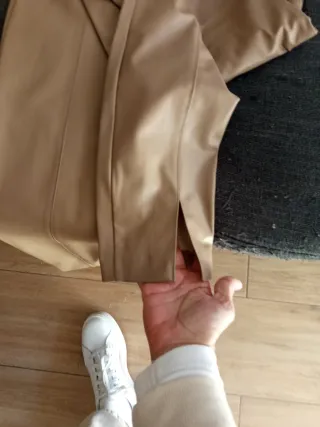 Pantalón polipiel Zara beige Talla M
