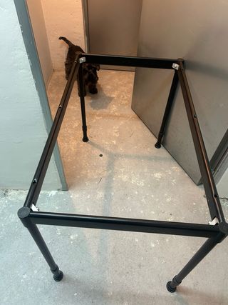 Tavolo in legno con gambe nere