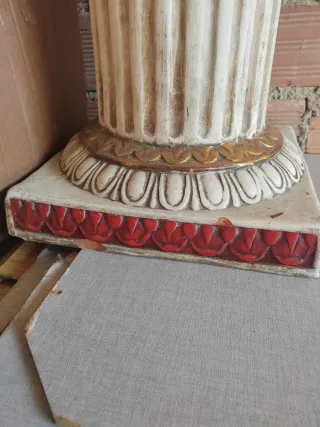 Columna decorativa estilo jónico