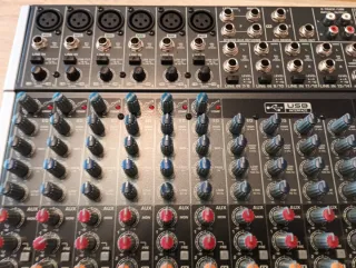 Mesa de Sonido Behringer Xenyx 1832USB