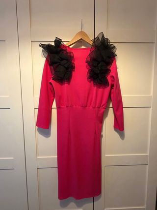 Vestido fiesta/ceremonia rosa con flor negra.