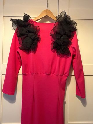 Vestido fiesta/ceremonia rosa con flor negra.