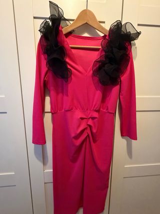 Vestido fiesta/ceremonia rosa con flor negra.