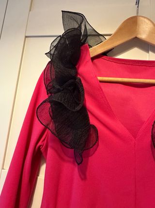 Vestido fiesta/ceremonia rosa con flor negra.