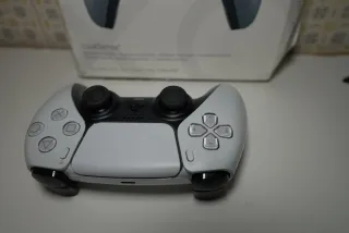 Mando DualSense gris y blanco Sony