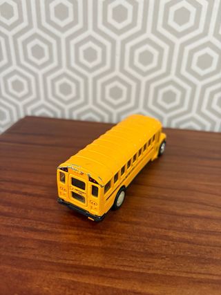 Autobús escolar amarillo de juguete