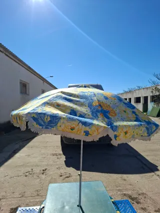 Sombrilla de playa azul y blanca