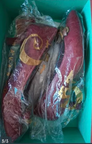 Zapatos rojos con detalle floral