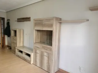 Mueble de salón y estanterías de madera