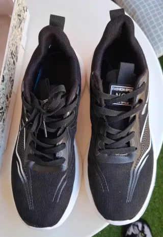 Zapatillas deportivas negras y blancas