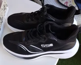 Zapatillas deportivas negras y blancas