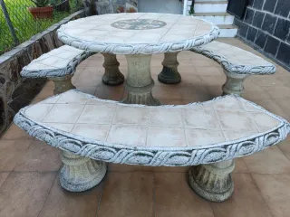 Mesa y bancos de piedra para jardín