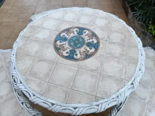 Mesa y bancos de piedra para jardín