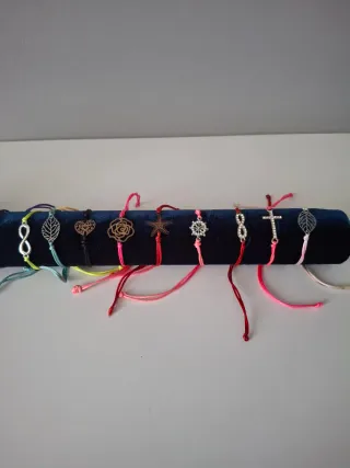 Expositor con 14 pulseras