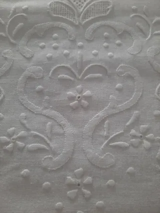 Asciugamano: lino ricamato e bordi all'uncinetto