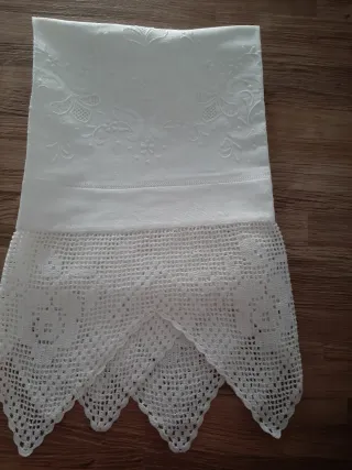 Asciugamano: lino ricamato e bordi all'uncinetto