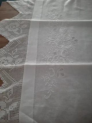 Asciugamano: lino ricamato e bordi all'uncinetto