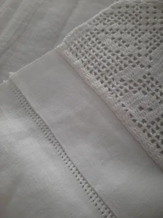 Asciugamano: lino ricamato e bordi all'uncinetto