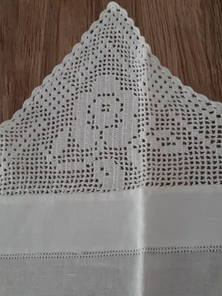 Asciugamano: lino ricamato e bordi all'uncinetto