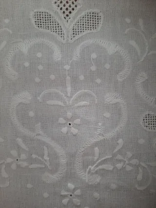 Asciugamano: lino ricamato e bordi all'uncinetto