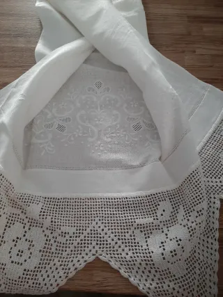 Asciugamano: lino ricamato e bordi all'uncinetto