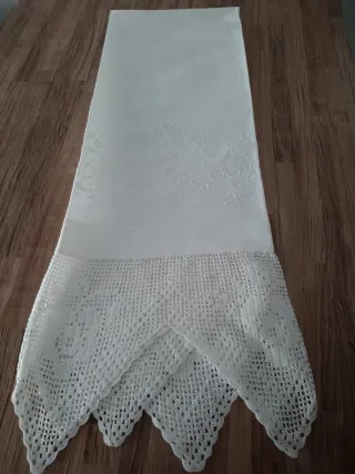 Asciugamano: lino ricamato e bordi all'uncinetto