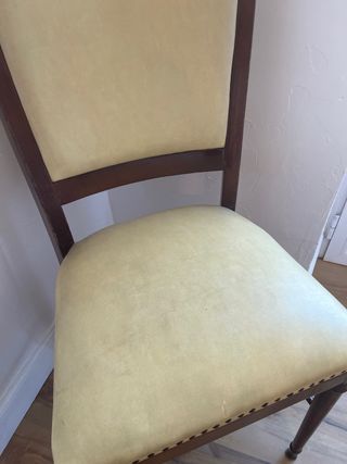 Sillas de madera con tapizado amarillo