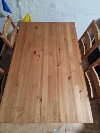 Mesa de madera con 4 sillas