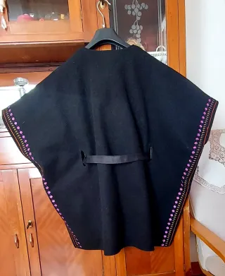 Poncho Desigual nero con fiori