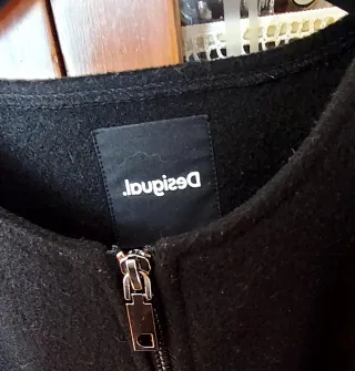 Poncho Desigual nero con fiori