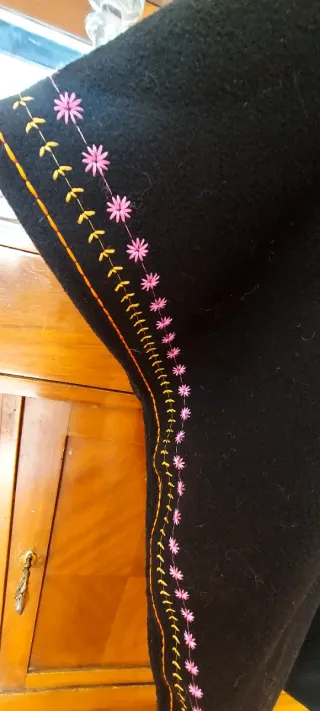 Poncho Desigual nero con fiori