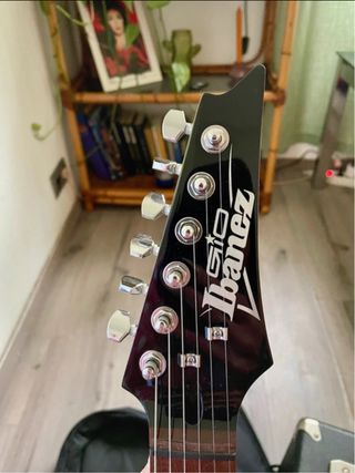 Guitarra Eléctrica Ibanez con Funda.