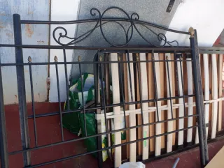 Cabecero de forja negro y dorado