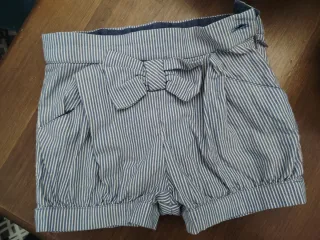 Shorts de rayas azules y blancas con lazo
