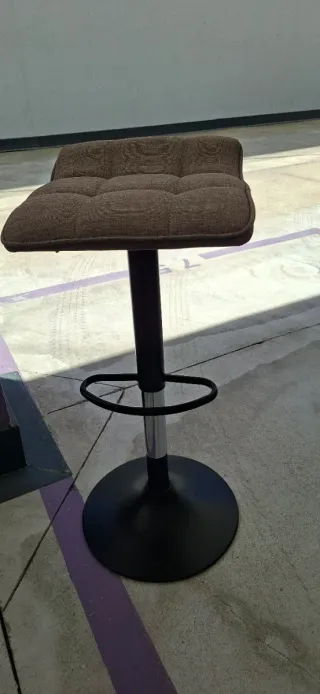 Taburete alto beige y negro