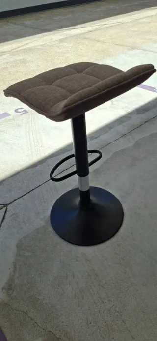 Taburete alto beige y negro