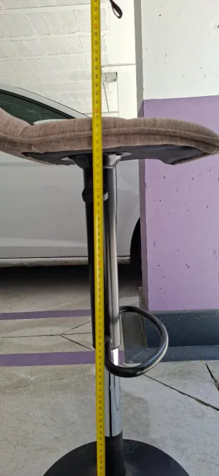 Taburete alto beige y negro