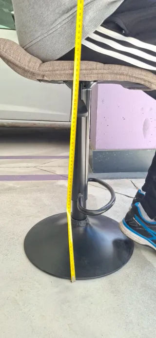 Taburete alto beige y negro