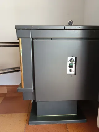 Estufa de pellets negra y dorada