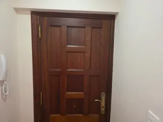 Puerta de entrada de madera