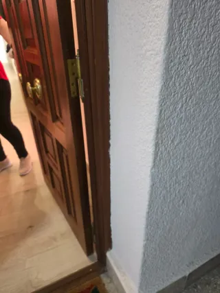 Puerta de entrada de madera