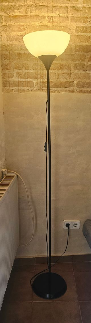 Lámpara de pie moderna negra y blanca