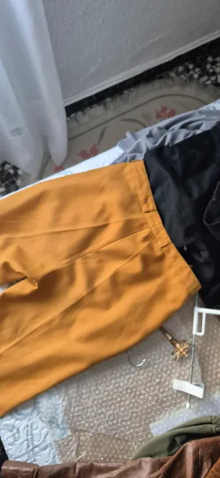 Pantalón de traje raya al medio mostaza