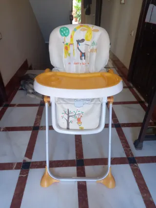 Trona bebé evolutiva. Marca strawberry fairy.