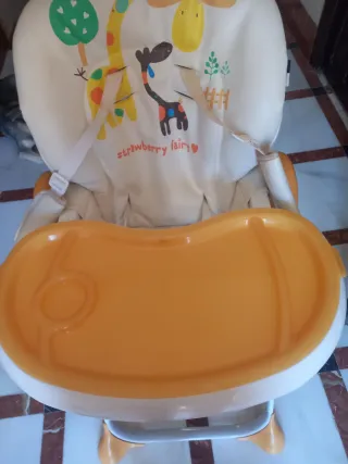 Trona bebé evolutiva. Marca strawberry fairy.