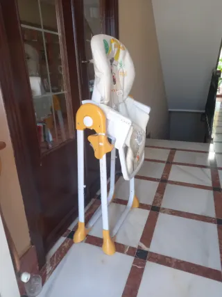 Trona bebé evolutiva. Marca strawberry fairy.