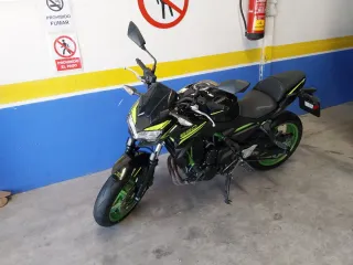 Kawasaki Z650 Naked Negra y Verde