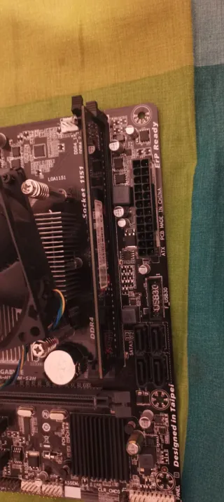 Placa Base Gigabyte i3 6100 +  4GB DDR4 + Fuente