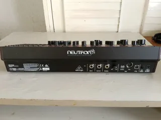 Sintetizador Behringer Neutron Rojo/Negro